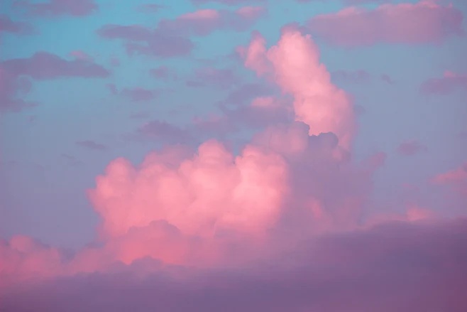 粉色云朵与天空
